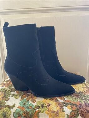 Qupid Women’s Black Suede Mid-Heel Ankle Boots sz7